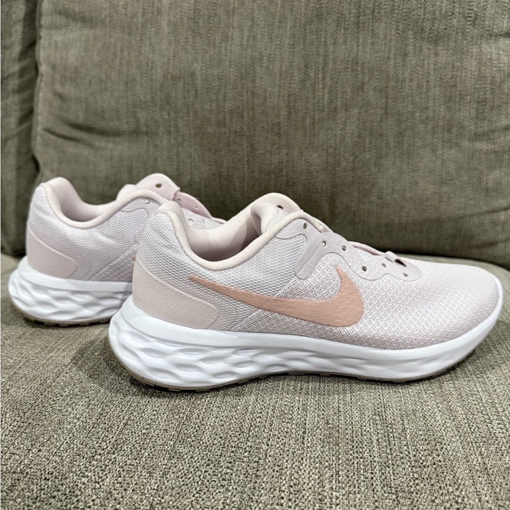 Nike Violet Champagne White Athletic Running Shoes - Size 7
DC3729-500